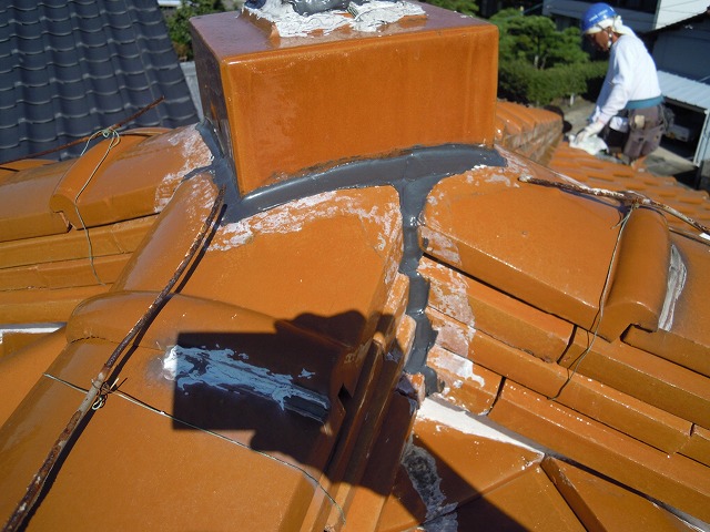 棟の継目をシーリング材で補修